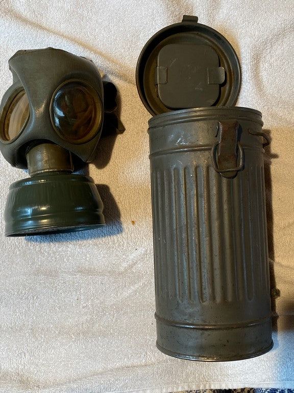 samvittighed Ruddy håber Vintage West German Canister Can with Gas Mask Original - LockNWalkHarness
