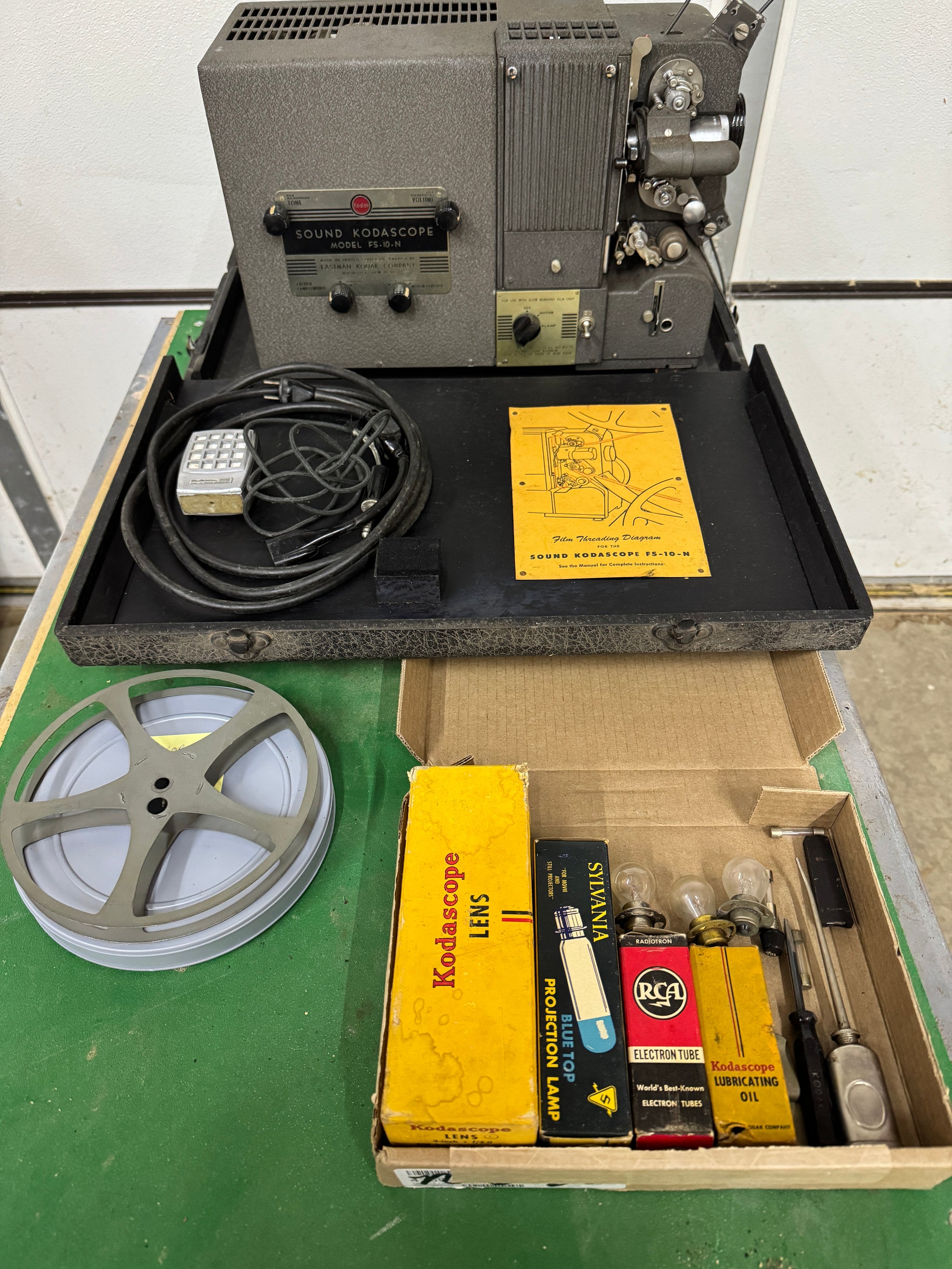 WW2 CIRCA KODAK SOUND KODASCOPE FS-10-N USN 16mm PROJECTOR