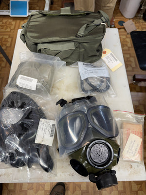 New (sealed)Military Issue M40 Gas Mask kit size M/L